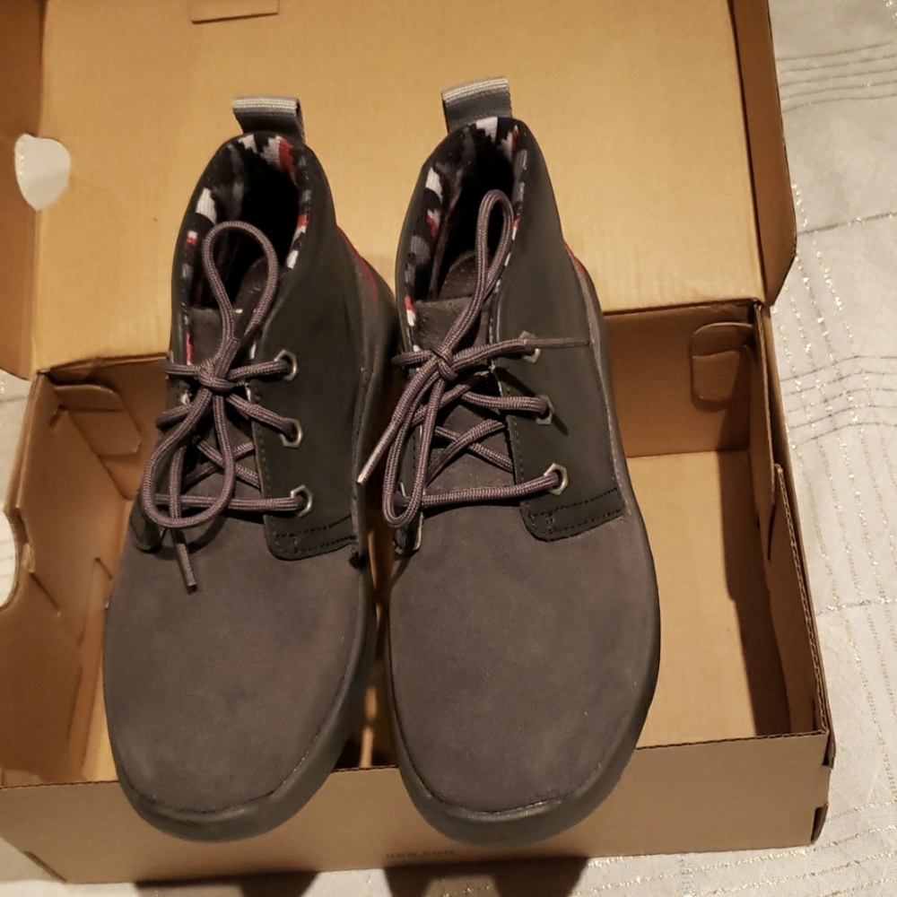 UGG New BOOTs KIDS Suede CANOE REFLECTIVE Treadlite Chukka Grey Red Black NIB 13 - Picture 15 of 16